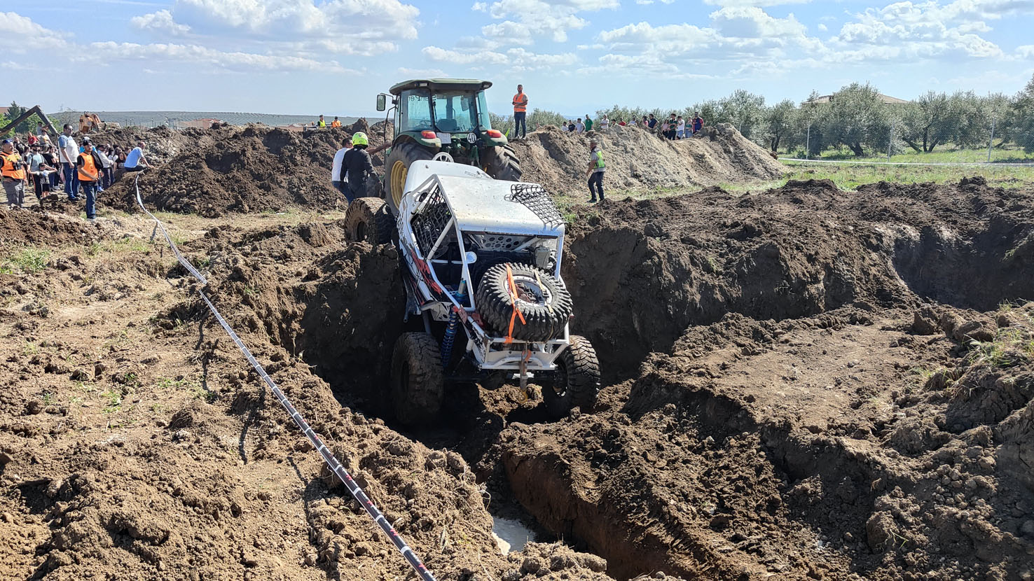 Equipo CAEX 4x4 Electromecánica Óscar.