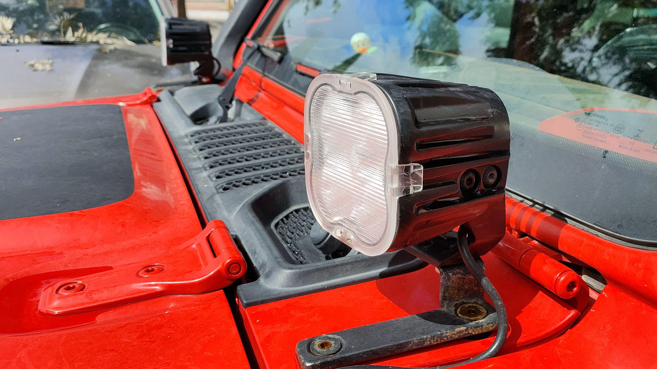 Faro LED instalado en un 4x4.