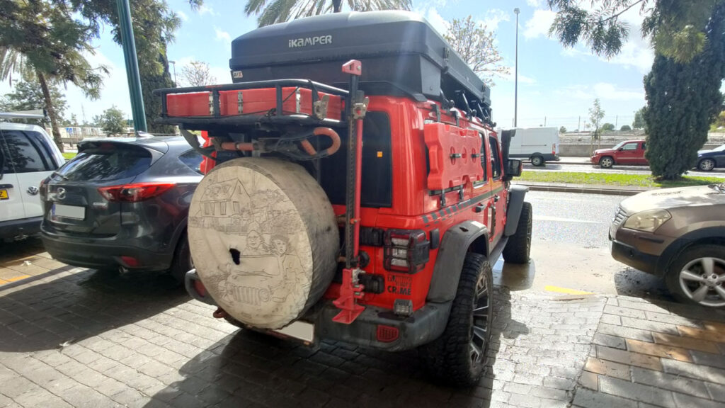 Gato del desierto en un Jeep Wrangler.