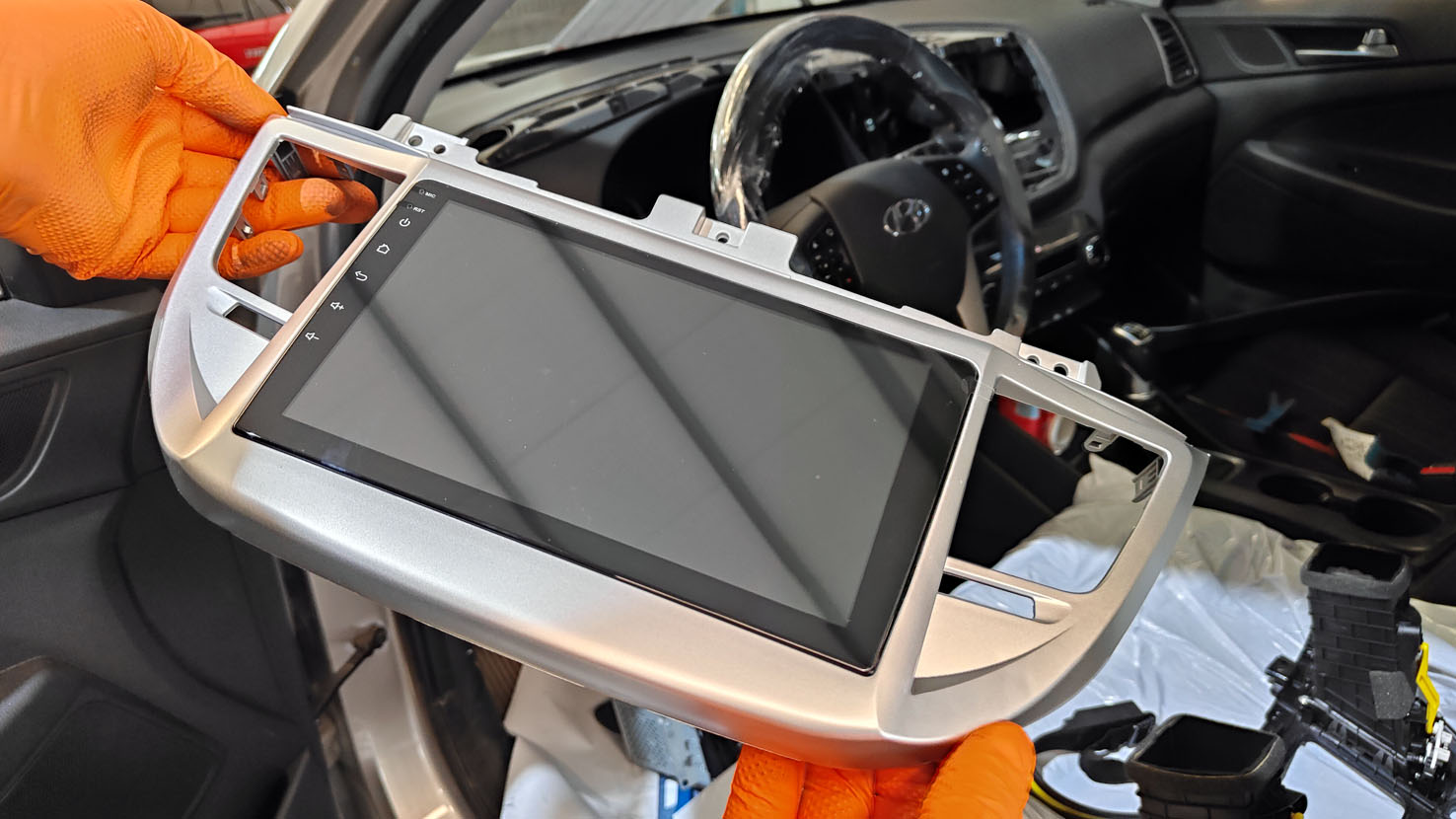 Instalación pantalla multimedia en Talleres Love My Car.