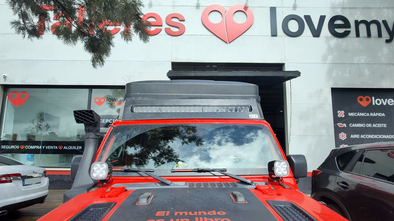 Toma de aire elevada en un Jeep Wrangler.