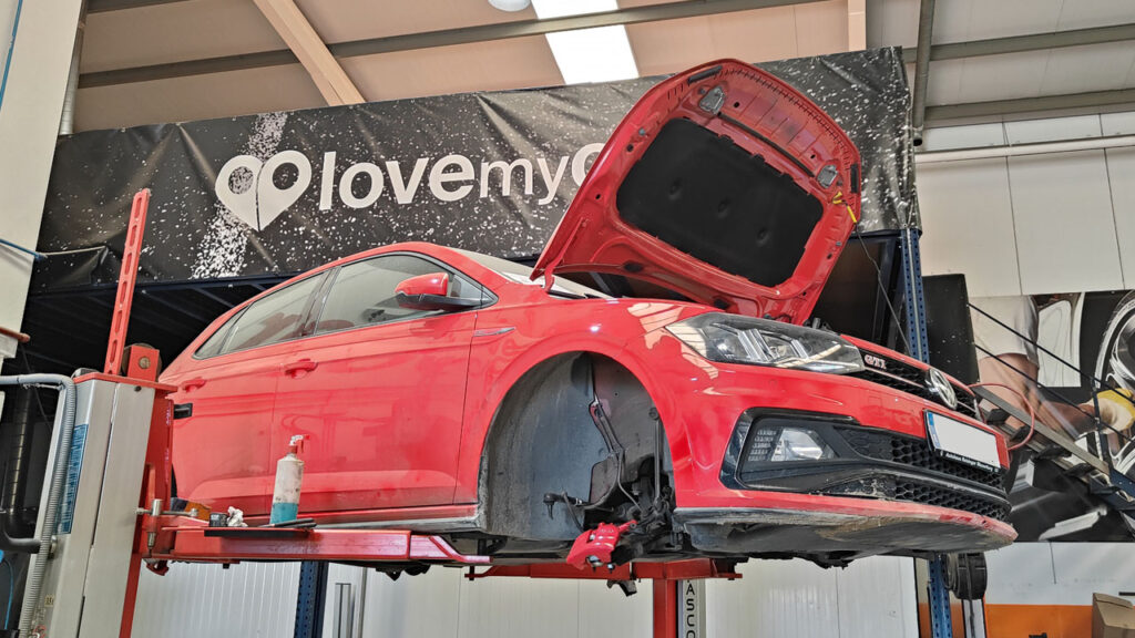 Preparación deportiva de un turismo en Talleres Love My Car.